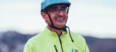 Smilende taktekker fra TeamIcopal med hjelm og briller 